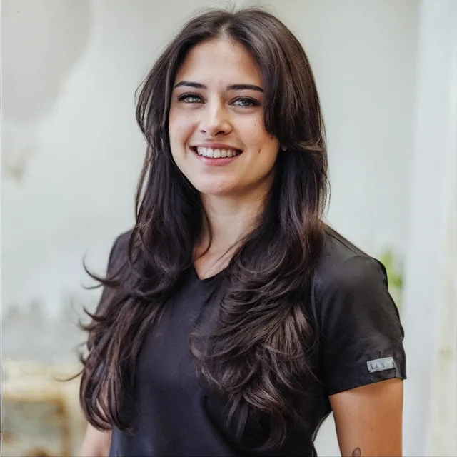 Gia, front desk